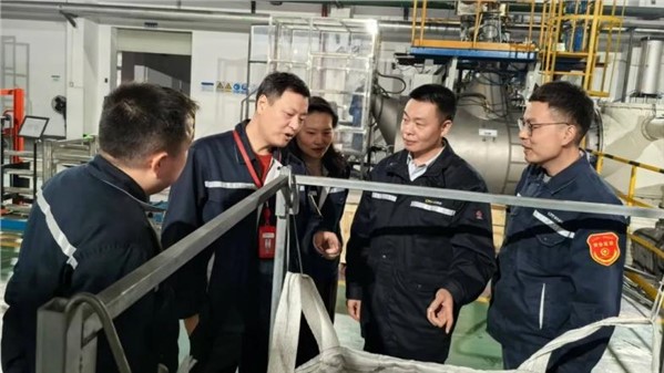 Uỷ viên Ban Thường vụ Đảng uỷ, Phó Tổng Giám đốc Tập đoàn Trung Vũ - Thần Huệ Minh đến công ty khảo sát