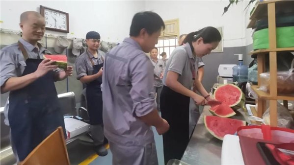 Mùa hè mang mát mẻ, phòng chống nóng bức để bảo vệ sức khỏe | Công ty tổ chức hoạt động thăm hỏi “Mang Mát Về Nhà” vào mùa hè